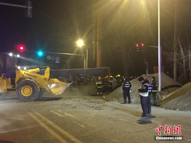 哈爾濱一裝載沙子貨車側翻砸扁轎車致5人死