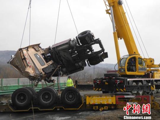 琿烏高速吉林段一貨車側翻致天然氣泄漏