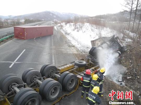 琿烏高速吉林段一貨車側翻致天然氣泄漏