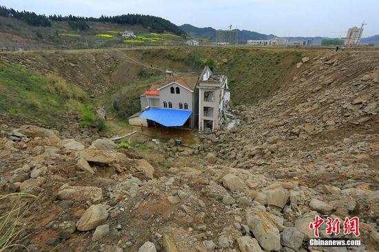 湖北現最牛釘子戶 斷水電被泥土圍困成孤島