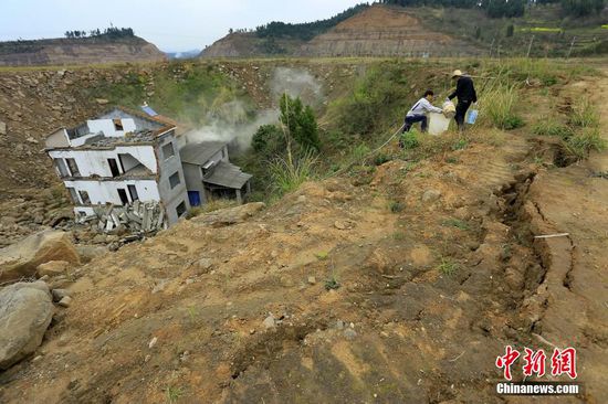 湖北現最牛釘子戶 斷水電被泥土圍困成孤島