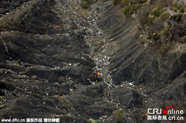 德翼航空客機墜毀首批飛機殘骸照片曝光