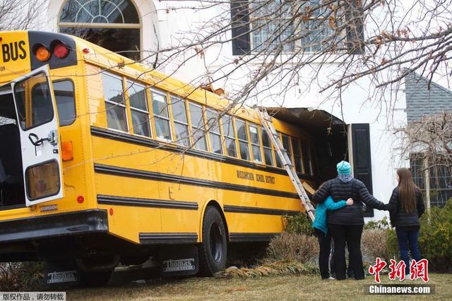 美國一校車撞進民宅 載有9名學生