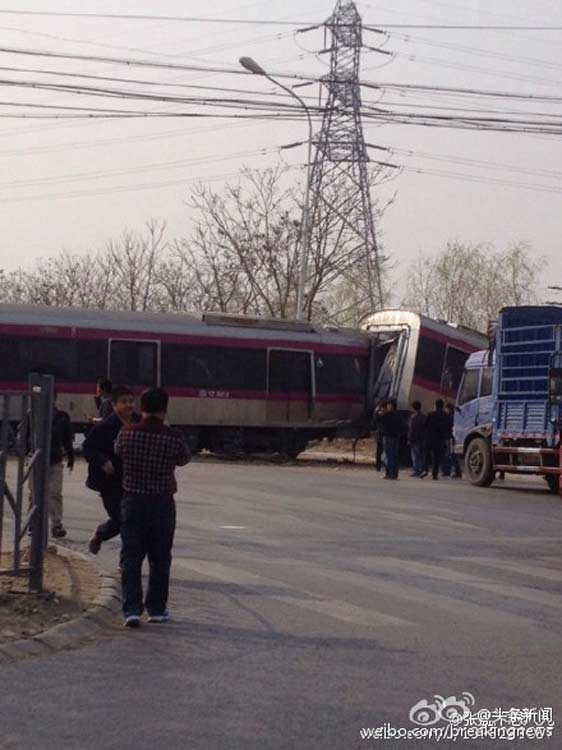 北京地鐵一列車在調試過程中出軌