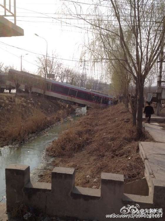 北京地鐵一列車在調試過程中出軌