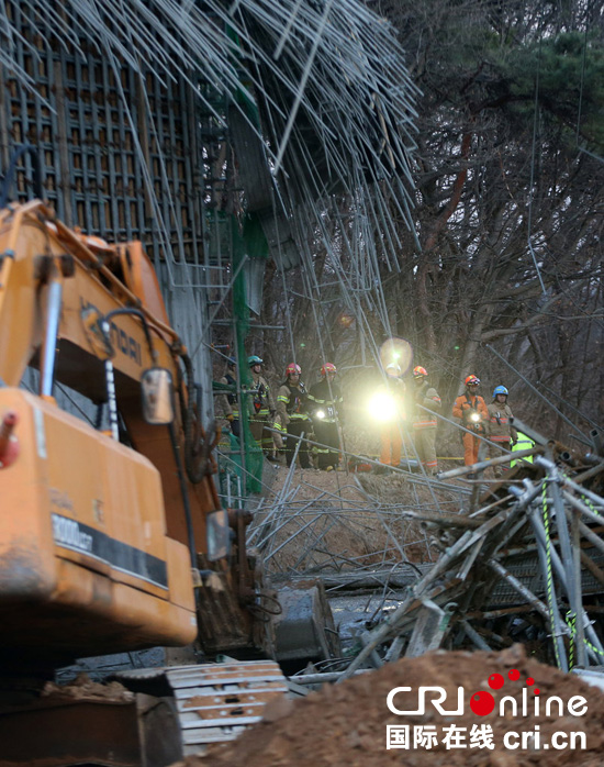 韓國一道路施工現場發生崩塌