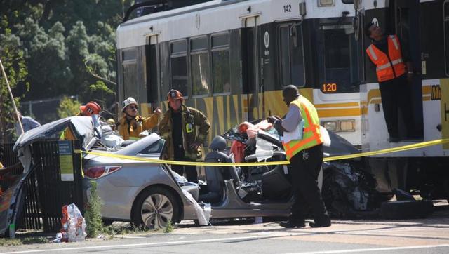 美國洛杉磯一列火車與汽車相撞 至少21人受傷