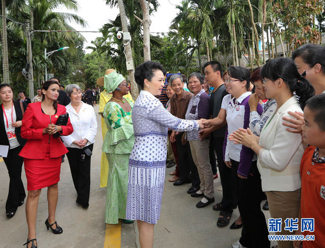 彭麗媛邀部分外方領導人夫人參觀海南村莊