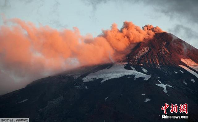 智利保持火山噴發預警 山口黃煙瀰漫