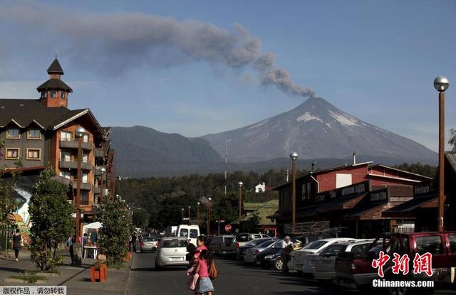 智利保持火山噴發預警 山口黃煙瀰漫