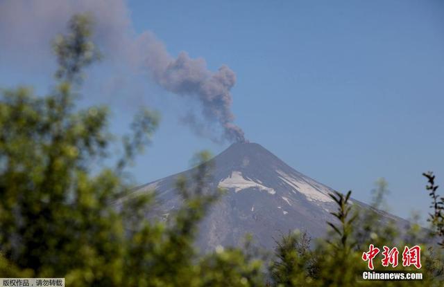 智利保持火山噴發預警 山口黃煙瀰漫