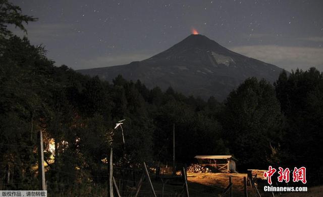 智利保持火山噴發預警 山口黃煙瀰漫