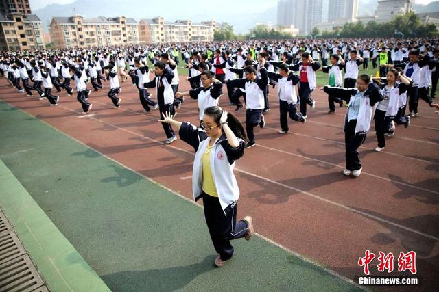 四川達州4000中學生齊跳"小蘋果"