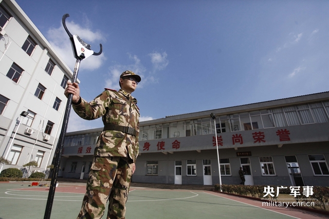 武警戰士發明抓捕神器 碰到目標自動上鎖