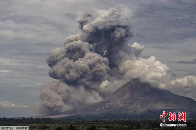 印尼錫納朋火山噴出大量火山灰 現場濃煙滾滾