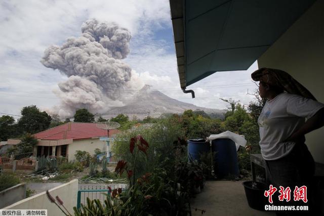 印尼錫納朋火山噴出大量火山灰 現場濃煙滾滾