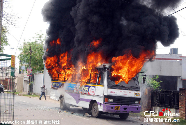 印度學生焚燒公交車 抗議公務員考試泄題