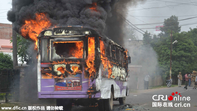 印度學生焚燒公交車 抗議公務員考試泄題