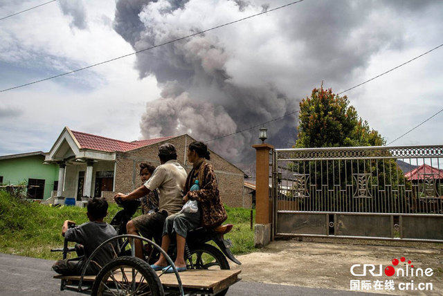 印尼錫納朋火山持續噴發 火山灰遮雲蔽日