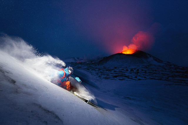 俄攝影師拍攝好友在火山口滑雪絕美照片