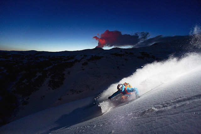 俄攝影師拍攝好友在火山口滑雪絕美照片