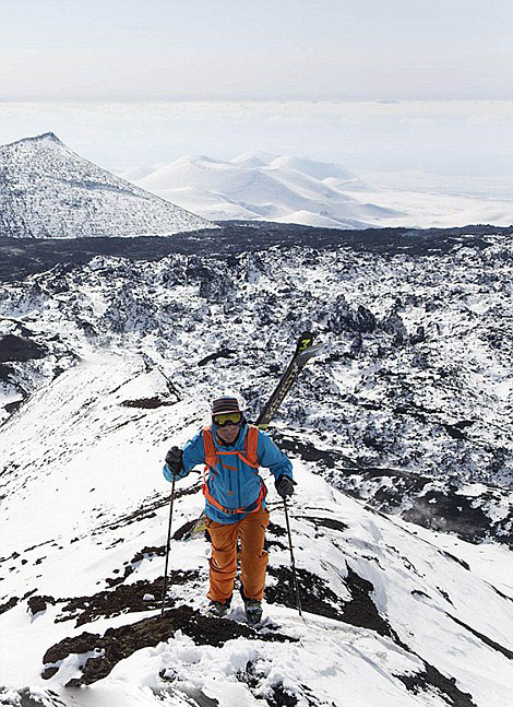 俄攝影師拍攝好友在火山口滑雪絕美照片