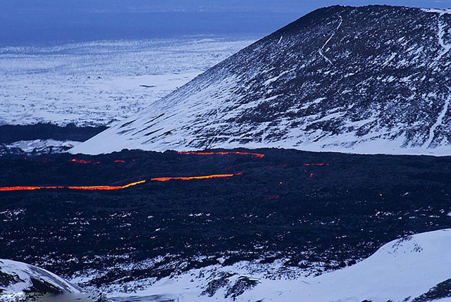 俄攝影師拍攝好友在火山口滑雪絕美照片