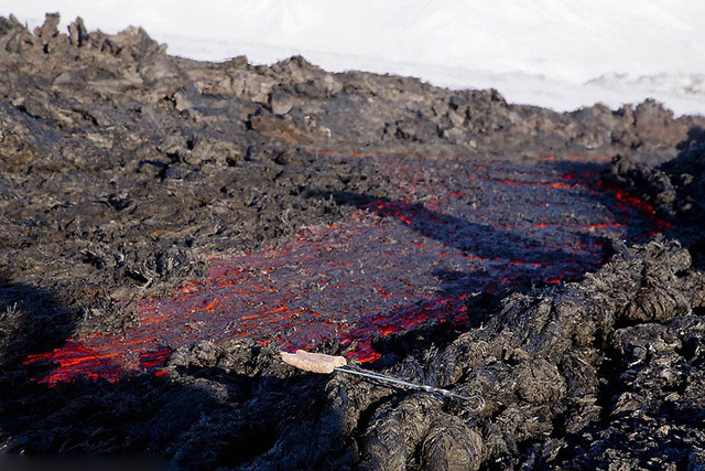 俄攝影師拍攝好友在火山口滑雪絕美照片