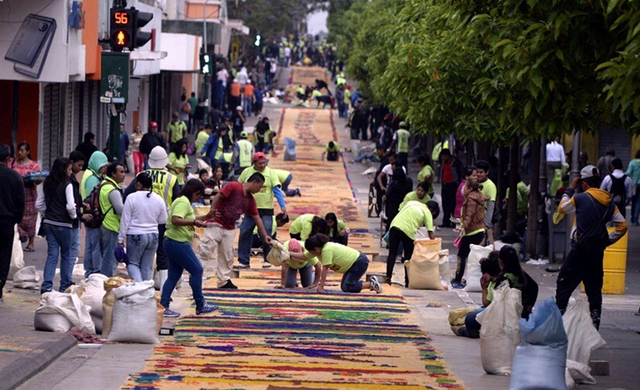 危地馬拉制2300米鋸末地毯 打破世界紀錄