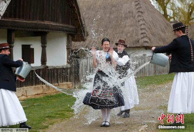 匈牙利村民向女子潑水慶祝復活節