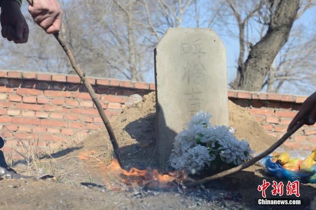 呼格吉勒圖家人清明節祭奠呼格