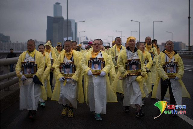 韓國客輪沉沒週年祭將至 遇難者家屬舉遺像示威