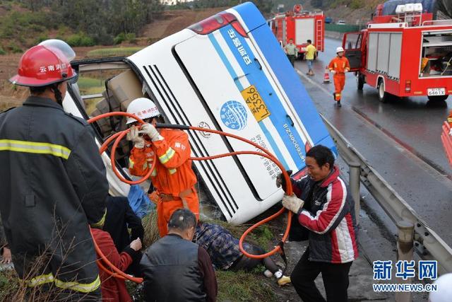 雲南楚大高速一旅遊大巴翻車致7死29傷