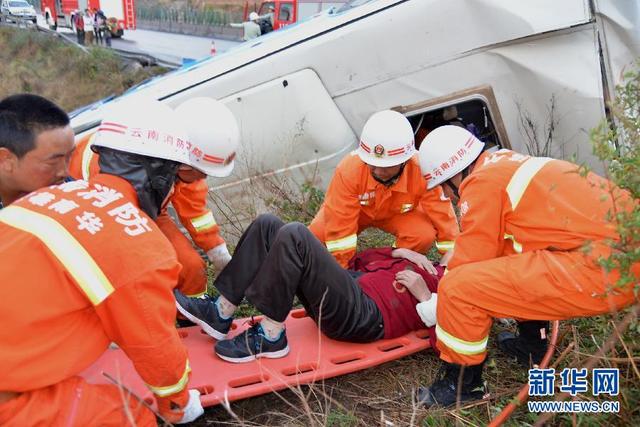 雲南楚大高速一旅遊大巴翻車致7死29傷