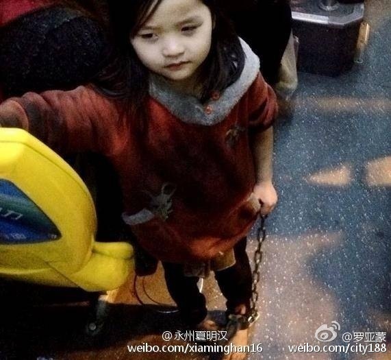 網曝長沙小女孩光著腳手拿鐵鏈乘公交 網友報警