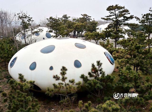 山東日照海灘現“UFO”建築群 廁所都別具一格