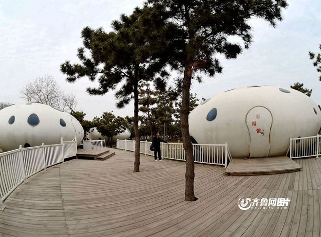 山東日照海灘現“UFO”建築群 廁所都別具一格