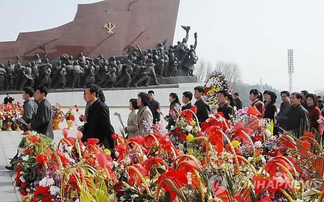 朝鮮民眾跳舞獻花慶祝金正日出任國防委員長22週年