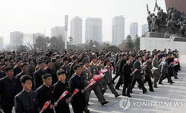 朝鮮民眾跳舞獻花慶祝金正日出任國防委員長22週年