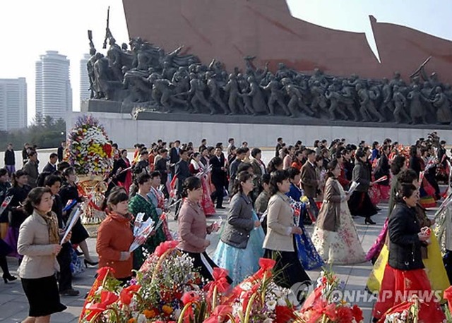 朝鮮民眾跳舞獻花慶祝金正日出任國防委員長22週年