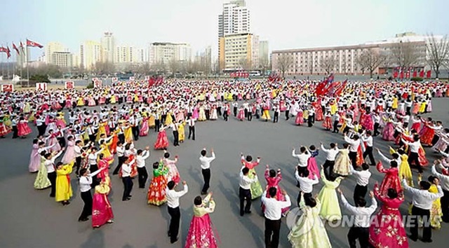 朝鮮民眾跳舞獻花慶祝金正日出任國防委員長22週年