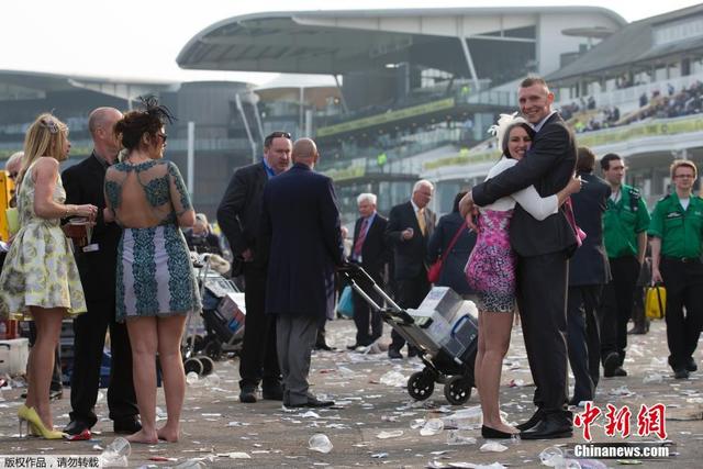 英國利物浦賽馬大賽女士日 現場垃圾遍地