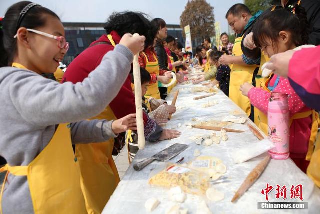 河南18地17000人同時包餃子創吉尼斯世界紀錄