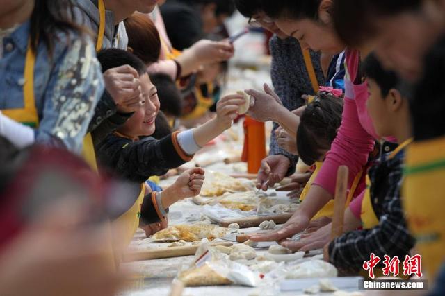 河南18地17000人同時包餃子創吉尼斯世界紀錄