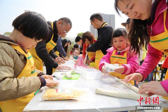 河南18地17000人同時包餃子創吉尼斯世界紀錄