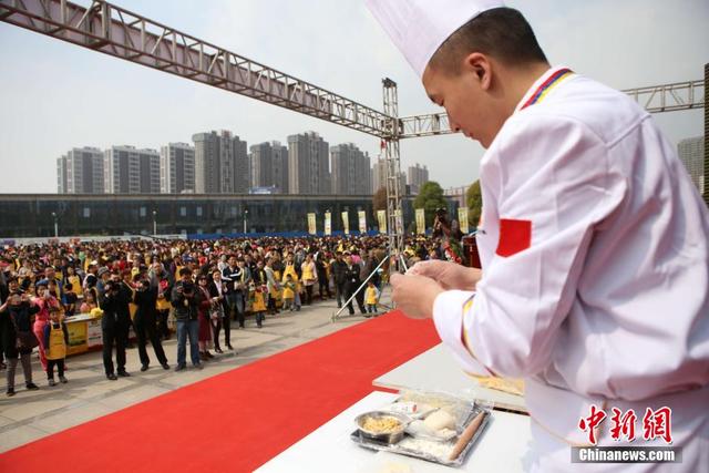 河南18地17000人同時包餃子創吉尼斯世界紀錄