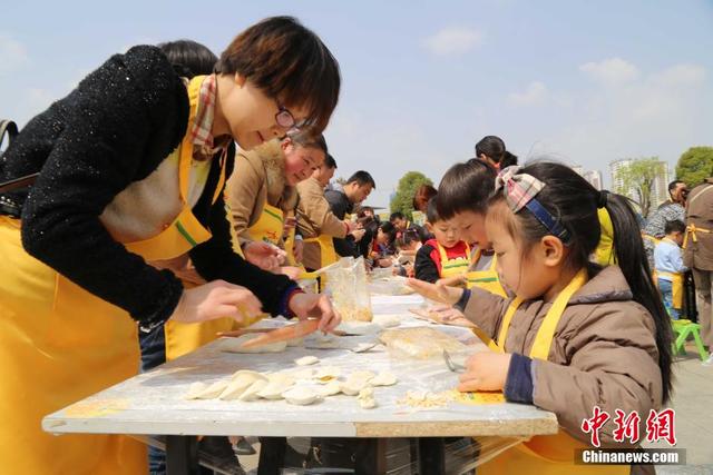 河南18地17000人同時包餃子創吉尼斯世界紀錄