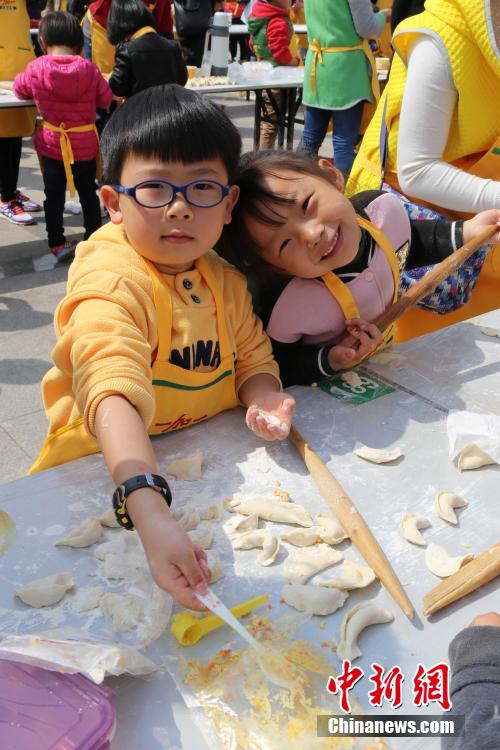 河南18地17000人同時包餃子創吉尼斯世界紀錄