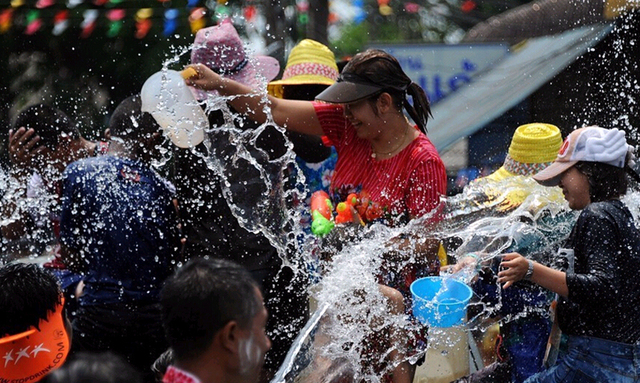 泰國舉行盛大潑水節 各地成為歡樂海洋(組圖)