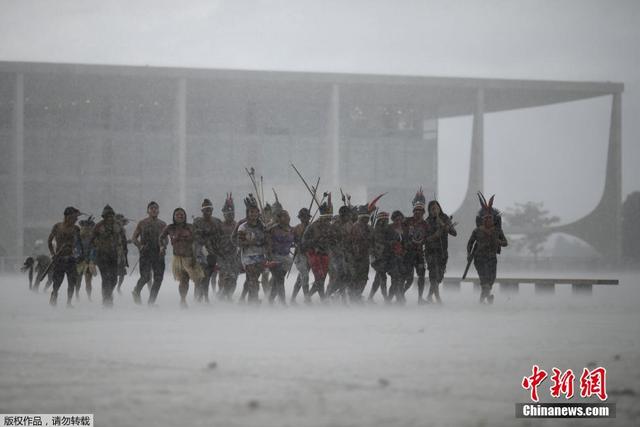 巴西原住民抗議土地問題 暴雨中起舞射箭